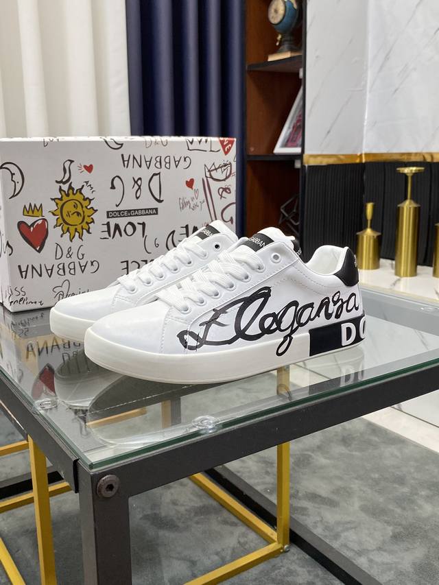 商品商标: Dolce&Gabbana 杜嘉&班纳 正码码数: 38-44 45定做 商品材料: 鞋面意大利牛皮鞋面，羊皮垫脚内里，鞋底：原厂特供原版橡胶大底，