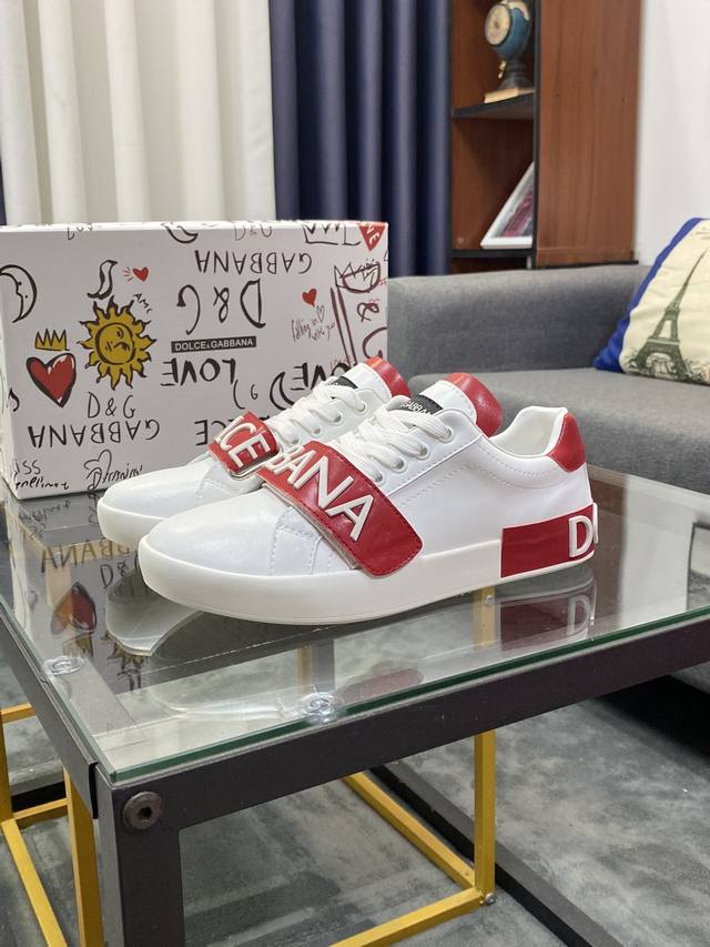 商品商标：Dolce&Gabbana 杜嘉&班纳 正码码数: 38-44，45定做 商品材料：鞋面意大利牛皮拼接鞋面，羊皮垫内里，鞋底：原厂特供原版橡胶大底，独