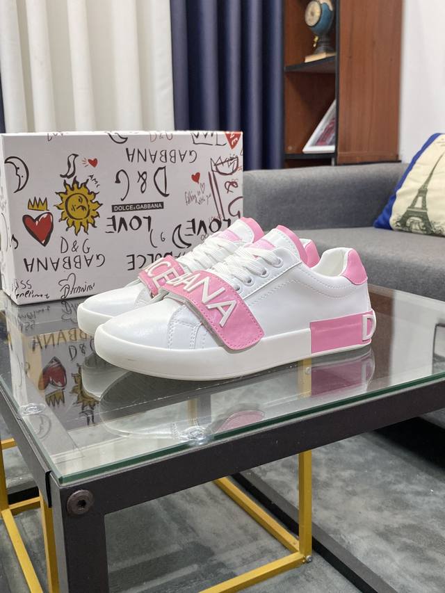 商品商标：Dolce&Gabbana 杜嘉&班纳 正码码数: 35-40 商品材料：鞋面意大利牛皮拼接鞋面，羊皮垫内里，鞋底：原厂特供原版橡胶大底，独家活动成型
