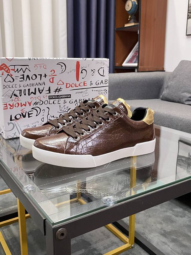 商品商标：Dolce&Gabbana 杜嘉&班纳 正码码数: 38-44，45定做 商品材料：鞋面意大利牛皮鞋面，羊皮垫内里，鞋底：原厂特供原版橡胶大底，独家活
