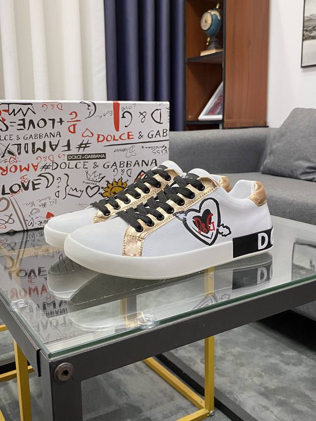 商品商标：Dolce&Gabbana 杜嘉&班纳 正码码数: 38-44，45定做 商品材料：鞋面意大利牛皮拼接鞋面，羊皮垫内里，鞋底：原厂特供原版橡胶大底，独