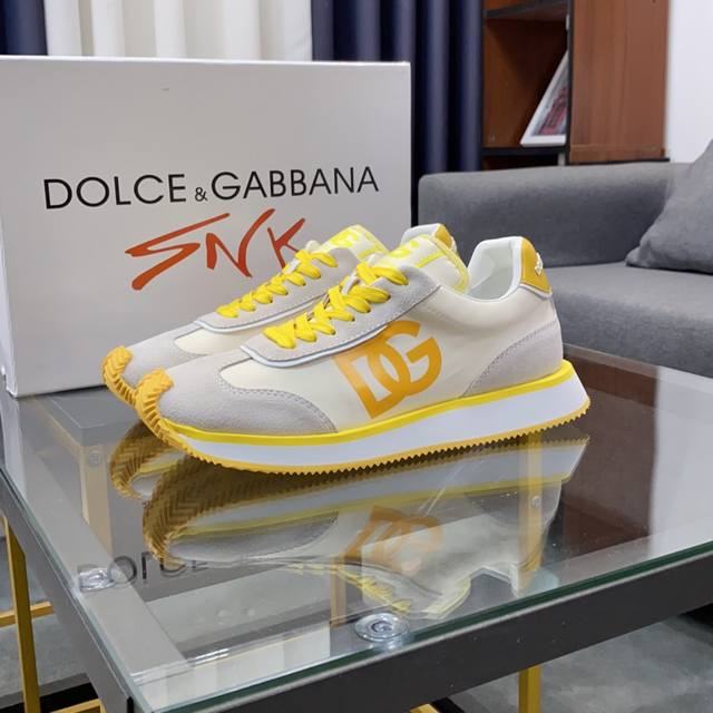 商品商标：Dolce&Gabbana 杜嘉&班纳 正码码数: 38-44， 45、46定制 商品材料：鞋面意大利牛皮拼接布料鞋面，羊皮内里，鞋底：原厂特供原版橡