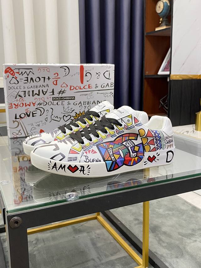 商品商标: Dolce&Gabbana 杜嘉&班纳 正码码数: 38-44 45定做 商品材料: 鞋面意大利牛皮涂鸦鞋面，羊皮垫脚内里，鞋底：原厂特供原版橡胶大