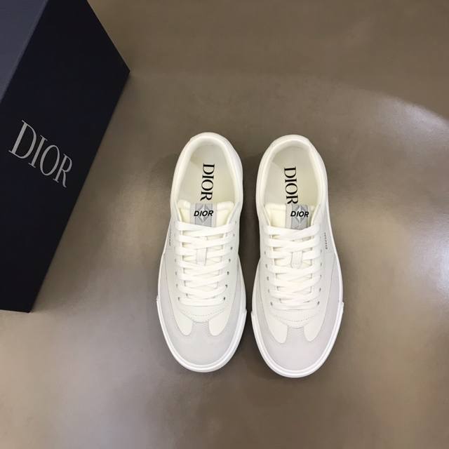 Dio* B101男士休闲运动鞋，是本季新款单品，彰显经典设计。采用迪奥灰光滑牛皮革精心制作，搭配同色调磨砂革镶片，加垫鞋舌、鞋跟和侧面均饰以Cd Diamon