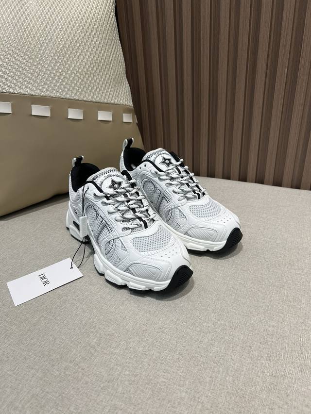 出厂价Pp 情侣款Dior迪奥Chrono系列 休闲 运动鞋 老爹鞋 这款 Dior Chrono 运动鞋是 秋季成衣系列新品，以 Dior 的高订风格重新演绎
