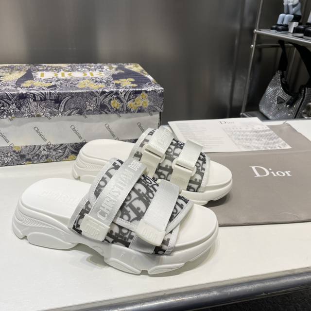 Dior迪奥高版本拖鞋， 新品经典款代购级别品质国外专柜爆款厚底凉鞋 鞋面内里：原版定制特殊电绣材料， 鞋底：原版开模1.1 轻便 底厚：后跟5Cm 前掌3