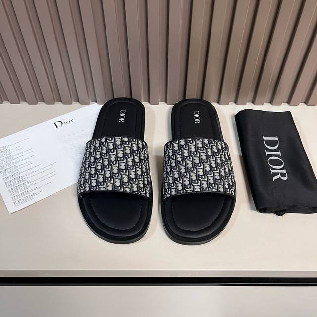 元 3合一盒子 Dio* 这款 Dior Aqua 凉鞋优雅而休闲。交叉带设计，采用迪奥灰 Cd Diamond 图案帆布重新诠释，灵感源自 Dior 档案。搭