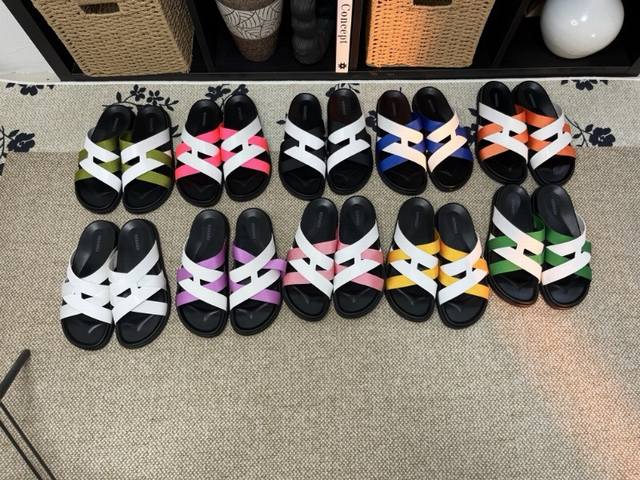 元 长期有货Hermes男士 Kazimir拖鞋-顶级品质 编织饰若和小牛皮机能凉鞋，以“H”标志性图案为灵感的交织鞋面打造休闲造型，可谓夏日良伴。 进口牛皮+