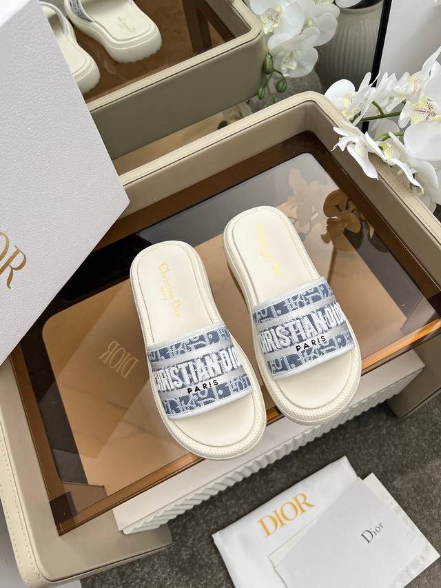 Dior迪奥高版本拖鞋，2025新品经典款代购级别品质国外专柜爆款厚底拖鞋高版本字锈款 鞋面内里：原版定制特殊电绣材料， 鞋底：原版开模1.1 轻便 底厚：