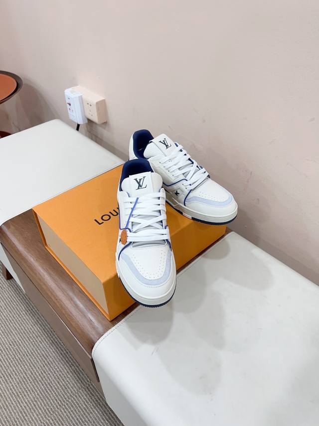 已认证 路易威Lvtraine 运动鞋 Virgil Abloh 马卡龙系列从复古篮球鞋汲取灵感，打造备受青睐的Lvtraine 运动鞋。此款鞋履为粒面牛皮革压