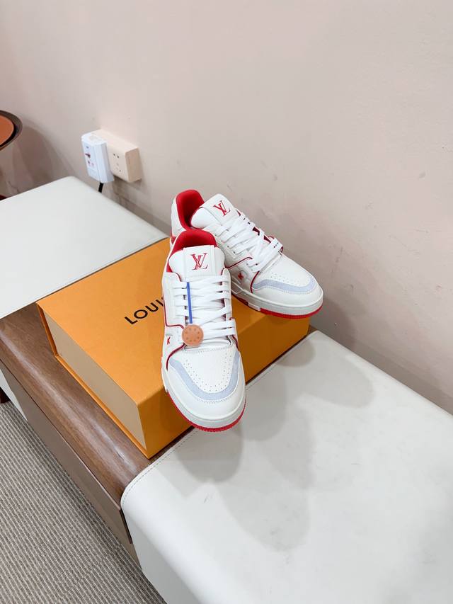 已认证 路易威Lvtraine 运动鞋 Virgil Abloh 马卡龙系列从复古篮球鞋汲取灵感，打造备受青睐的Lvtraine 运动鞋。此款鞋履为粒面牛皮革压