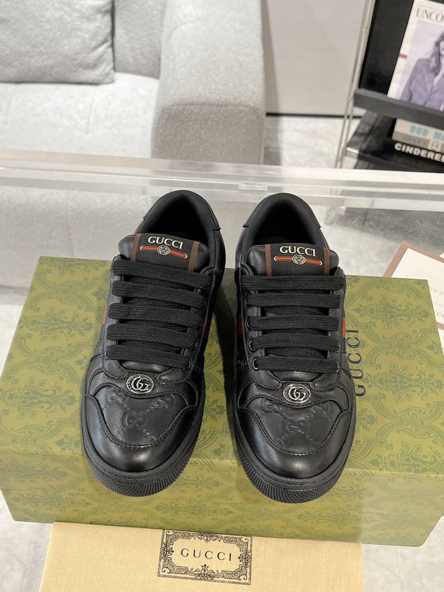 Gucci24Ss新品 Screener系列情侣款运动鞋 小脏鞋 Screener系列运动鞋以20世纪70年代的经典运动鞋为灵感原型，名字则取自体育运动中的防守