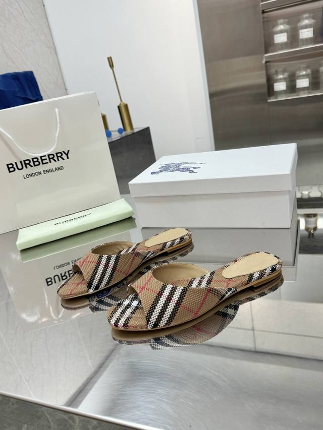 工厂P价 女装女鞋 运动原单 新品上架Burberry 巴宝莉粗跟，平底拖鞋渠道货 硫化一脚蹬巴宝莉拖鞋必须专柜一致！鞋面采用巴宝莉特定的格子，羊皮内里及垫脚，