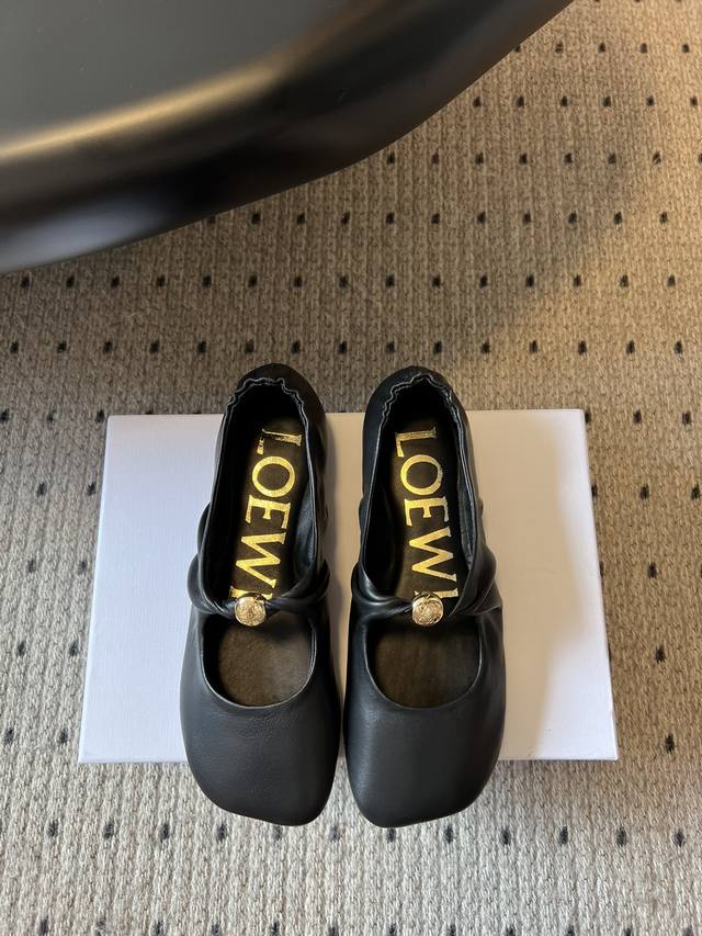 工厂P价 女装女鞋 运动原单 Loewe 25Ss超软糯嘟嘟同款芭蕾舞鞋 这款Pebble Soft 是芭蕾平底鞋与穆勒鞋的优雅结合，彰显出初秋的摩登气质采用超