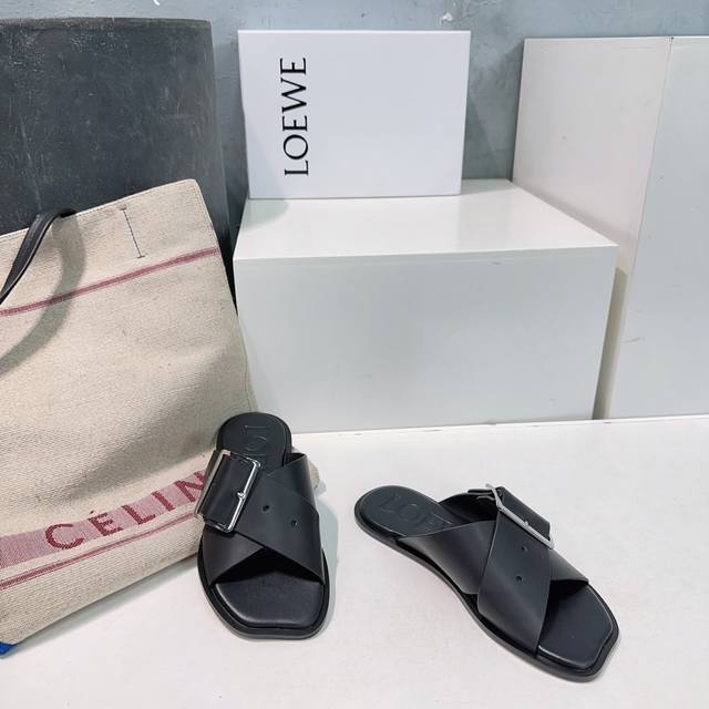 工厂P价 男装男鞋 运动原单顶级品质Loewe 罗意威 25 春夏新品简易交叉 方扣平底拖鞋 ！疯狂种草简约设计感觉更干净优雅 让你念念不忘 颜色也很耐看漂亮，