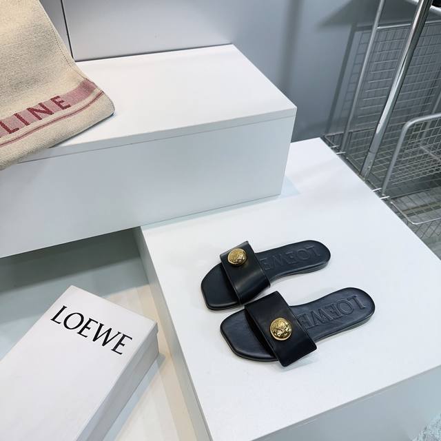 工厂P价 女装女鞋 运动原单顶级品质罗意威 Loewe 最新爆款简易金属扣平底拖鞋！ 25S春夏新品仙女拖鞋 超级仙超时髦个性的小拖拖 整个质感非常棒 轻便也很