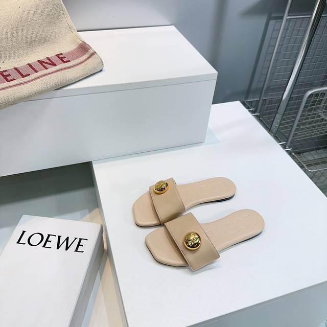 工厂P价 女装女鞋 运动原单高品质出厂顶级品质罗意威 Loewe 最新爆款简易金属扣平底拖鞋！ 25S春夏新品仙女拖鞋 超级仙超时髦个性的小拖拖 整个质感非常棒