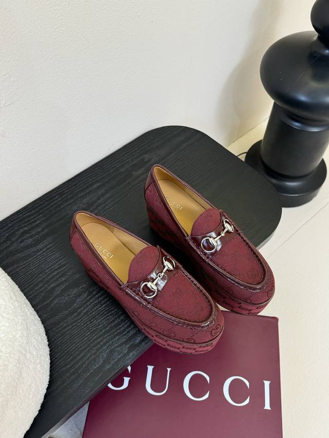 工厂P价 女装女鞋 运动原单 Gucci 古驰经典马衔扣厚底乐福鞋 厌倦了千篇一律的平底单调？ 渴望一双鞋重塑气场 解锁时髦新高度？ 厚底马衔扣乐福鞋 你的时尚