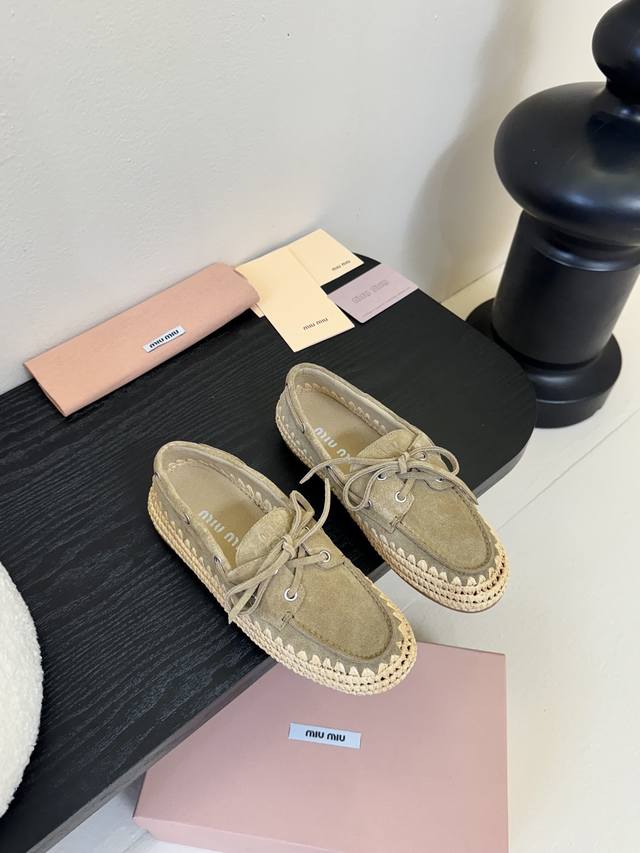 工厂P价 女装女鞋 运动原单 Miu Miu* 25Ss拉菲草编玛丽珍平底单鞋 代购级别 纯手工编织 搭配少女Miu标志 精致又摩登 绑带设计增添复古韵味 草编