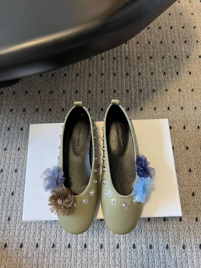 工厂P价 女装女鞋 运动原单 小众品牌 Paloma-Wool 2025春夏新款花朵芭蕾舞鞋铆钉平底单鞋 超级漂亮，为花而生的芭蕾鞋，可Diy搭配。这款鞋设计也