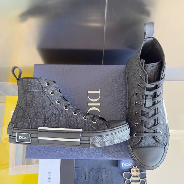 高帮 Dior迪奥B23经典系列情侣款 高帮 低帮 休闲 运动鞋 板鞋 常年现货 版本已调试到极致！市场顶配版本！这款 B23 高帮运动鞋饰以米色和黑色 Obl