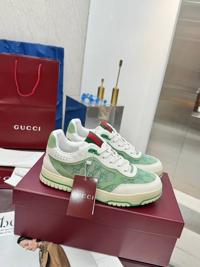 出厂价P Gucci古驰 最新爆款高低帮做旧情侣运动鞋系列出货 原版购入开发 做货，这款高低帮运动鞋采用篮球风格廓形设计，巧妙融入镂空拼片和做旧效果，尽显别样匠