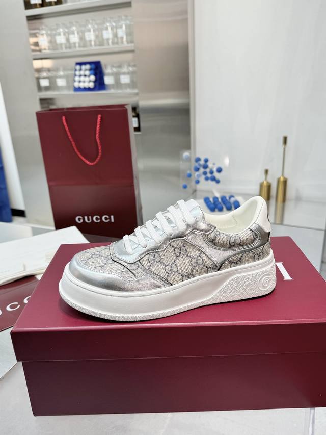出厂价P Gucci 专柜最新情侣款厚底小白鞋 代购级别 Gucci 最新Ip轻质厚底小白鞋上脚秒内增高4Cm！！ 简约 好搭且复古韵味十足～鞋舌最新防伪布标。