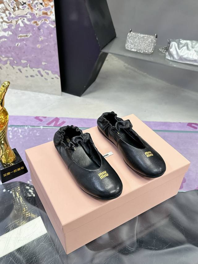 工厂P价P： Miu Miu 缪缪 25Ss 春夏季新款 芭蕾舞鞋 缪家以芭蕾的灵动意韵融于日常. 以现代笔触刻画舞鞋经典轮廓！超软的绵羊皮质款芭蕾舞鞋. 从经