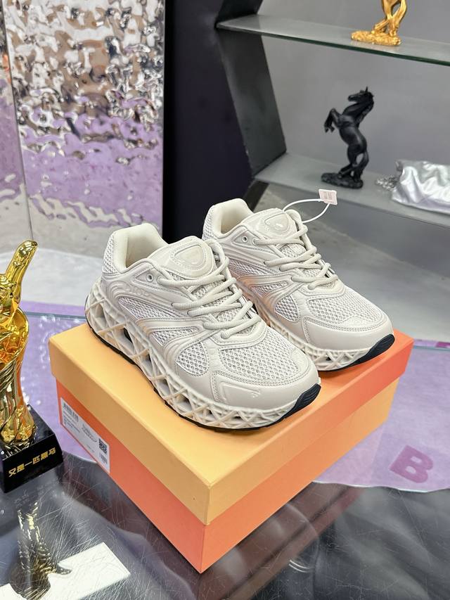 工厂P价P： 代购版 迪奥Dior25新款低帮运动鞋，采用进口网眼织物精心制作，搭配曲纹藤格纹注塑橡胶提升格调，全新演绎经典图案，彰显未来主义的风格。鞋舌和正面