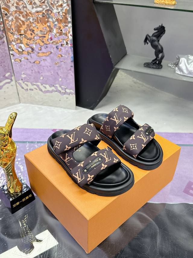 工厂P价P： Lv爆款男女同款码数35-44 情侣码 路易威登面包拖 又一爆款 Lv一出即巅峰的超爆款的老花拖鞋面包的脚感 软绵绵的超舒服 Lv拖鞋系列 火爆小