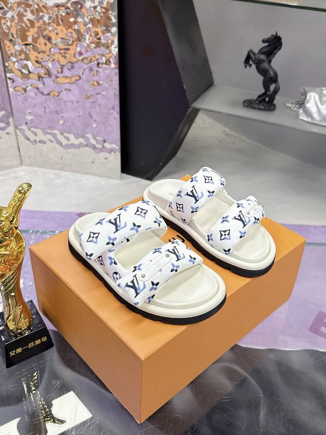 工厂P价P： Lv爆款男女同款码数35-44 情侣码 路易威登面包拖 又一爆款 Lv一出即巅峰的超爆款的老花拖鞋面包的脚感 软绵绵的超舒服 火爆小红书 高级慵懒