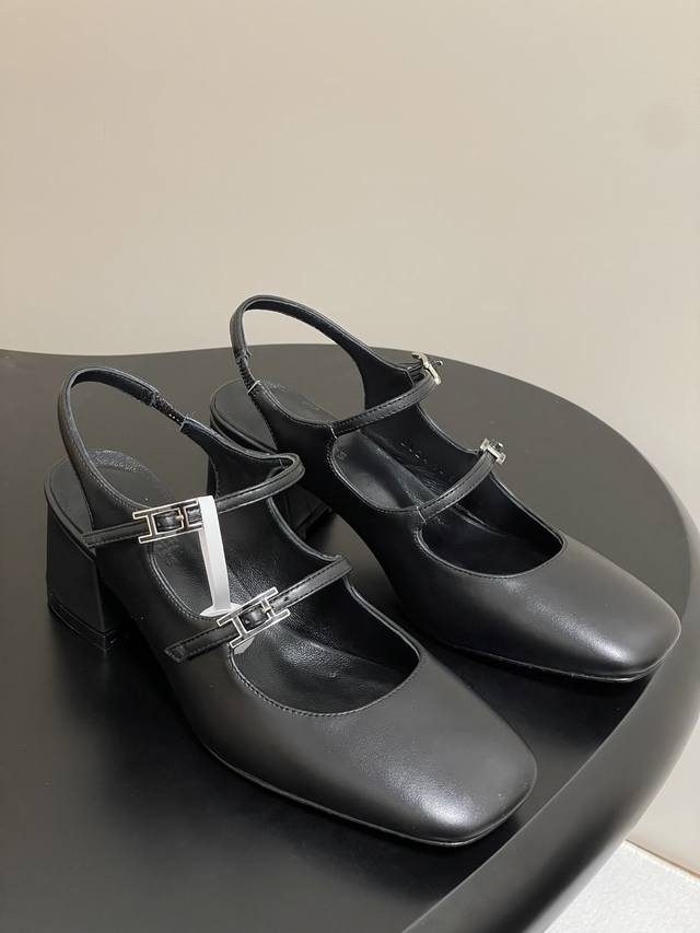顶级品质 Hermes 爱马仕 H家25S早春新款 Jackie系列H扣玛丽珍鞋H字母钻扣二带后空凉鞋高跟鞋 小方头设计经典且时尚，能够在视觉上拉长腿部线条，使
