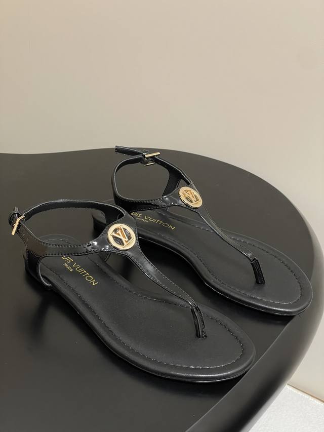 25Ss夏季新款 Louis Vuitton 路易威登 Lv Vibe 夹趾人字拖鞋五金圆扣夹脚凉鞋 本款 Lv Vibe 平底人字拖取材柔软羊皮革，以粗犷金属