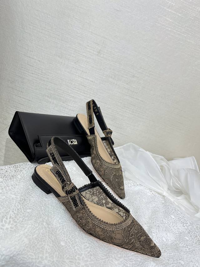 这款 J‘Adior 露跟高跟鞋是彰显 Dior 精湛工艺的典范之作。网眼织物设计，饰以墨绿金色 将太阳和月亮相融合，打造代表四季的花卉图案刺绣，优雅的元素若隐