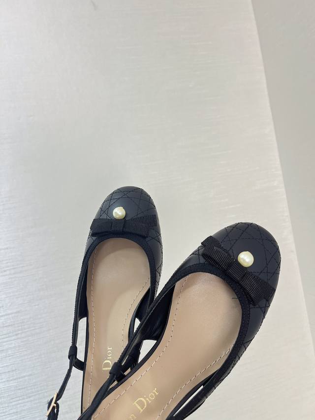 这款 Dior Ballet 露跟高跟鞋是二零二五早春成衣系列新品，设计高雅精致。采用黑色绗缝牛皮革等材质精心制作，展示藤格纹图案，正面饰以精美的罗缎蝴蝶结，点