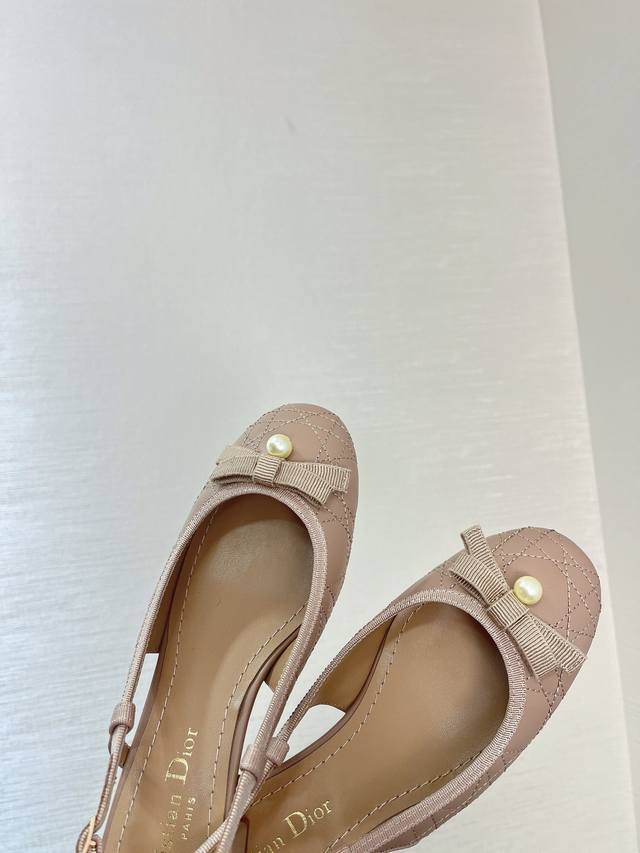 这款 Dior Ballet 露跟高跟鞋是二零二五早春成衣系列新品，设计高雅精致。采用裸色绗缝牛皮革等材质精心制作，展示藤格纹图案，正面饰以精美的罗缎蝴蝶结，点