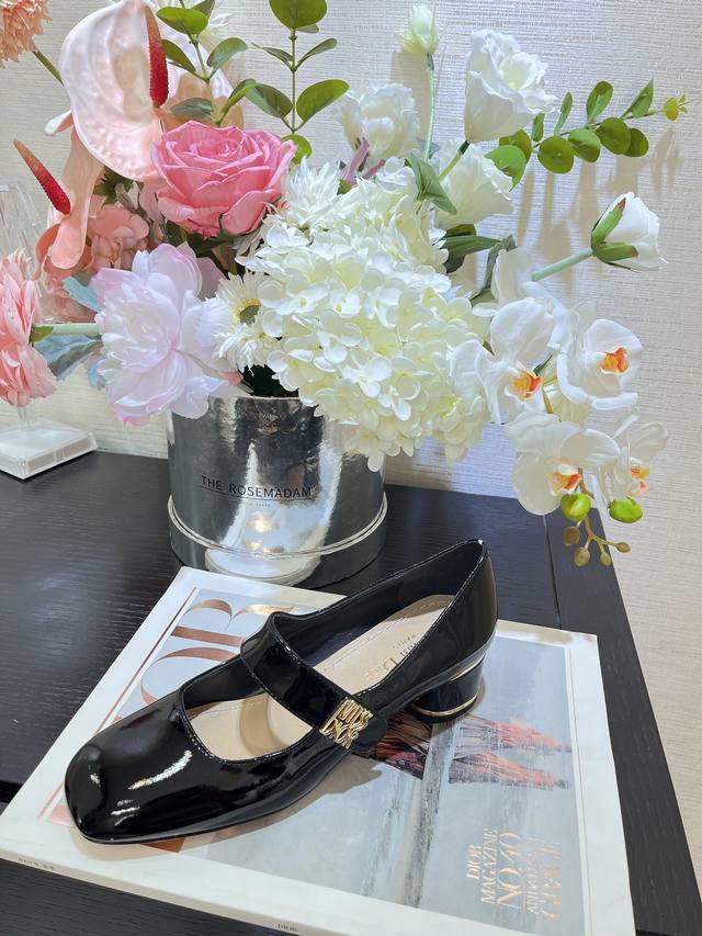 这款 Miss Dior 高跟鞋是二零二四冬季成衣系列新品，以 Dior 的经典高订标识重新诠释经典的玛丽珍鞋。黑色漆皮牛皮革鞋面，搭配弹力带，饰以该系列经典的