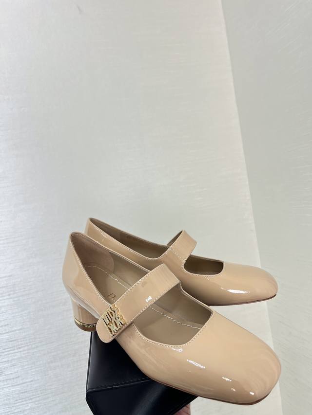 这款 Miss Dior 高跟鞋是二零二四冬季成衣系列新品，以 Dior 的经典高订标识重新诠释经典的玛丽珍鞋。裸色漆皮牛皮革鞋面，搭配弹力带，饰以该系列经典的