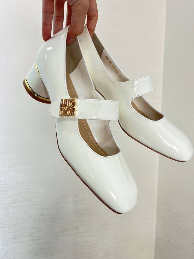 这款 Miss Dior 高跟鞋是二零二四冬季成衣系列新品，以 Dior 的经典高订标识重新诠释经典的玛丽珍鞋。白色漆皮牛皮革鞋面，搭配弹力带，饰以该系列经典的
