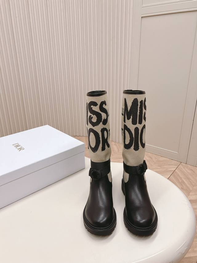 Dior 迪奥 Cd 秋冬最新色高定海报款D-Major电绣拼色字母Logo圆头中筒涂鸦女靴 明星同款低跟一脚蹬骑士军靴 原版开发 市面顶级高端版本 材质：鞋面