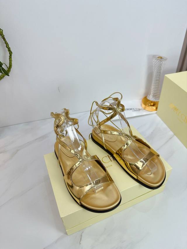 出厂 Jimmy Choo 吉米周 是一个非常全面之尊贵时尚生活品牌， 香港,美国等大时尚博主及明星的同款表带女士高跟，中跟，平跟后空凉鞋系列。 澳大利亚尖头