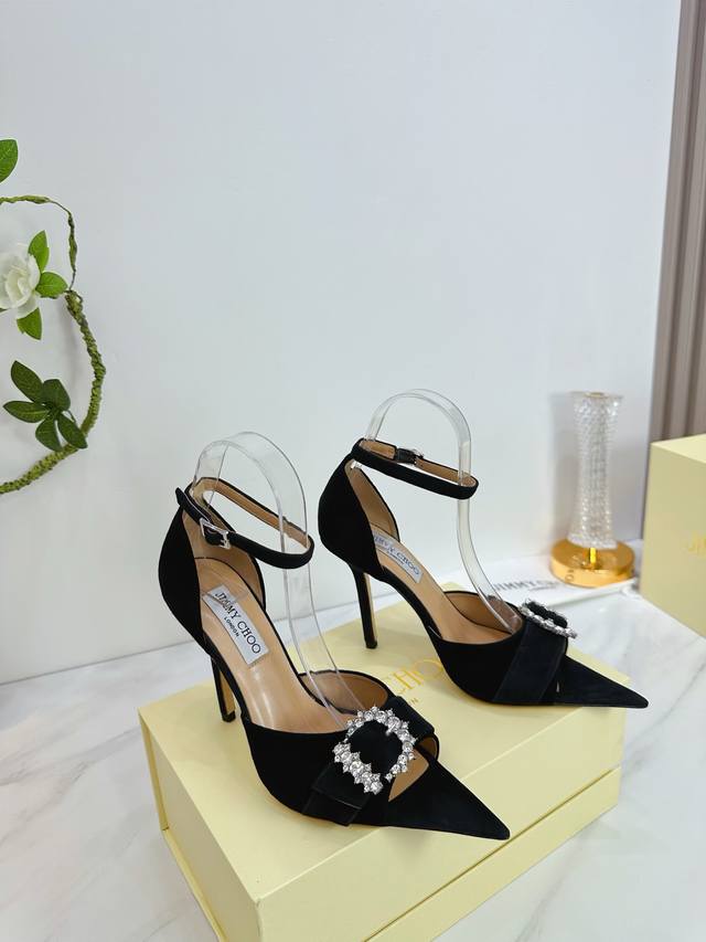 出厂 Jimmy Choo 吉米周 是一个非常全面之尊贵时尚生活品牌， 香港,美国等大时尚博主及明星的同款表带女士高跟，中跟，平跟后空凉鞋系列。 澳大利亚尖头