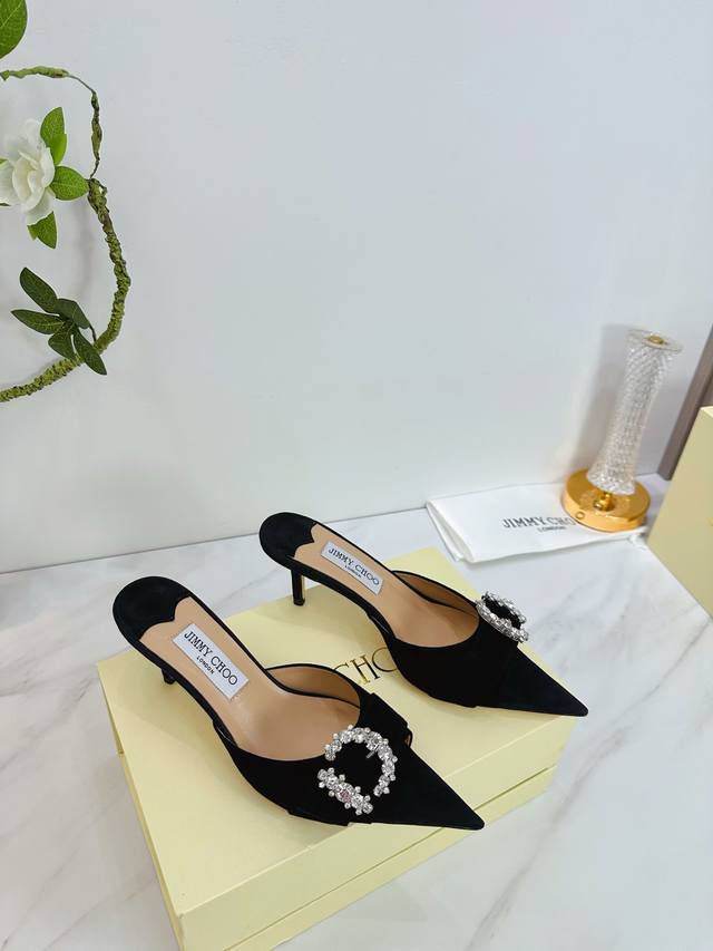 出厂 Jimmy Choo 吉米周 是一个非常全面之尊贵时尚生活品牌， 香港,美国等大时尚博主及明星的同款表带女士高跟，中跟，平跟后空凉鞋系列。 澳大利亚尖头