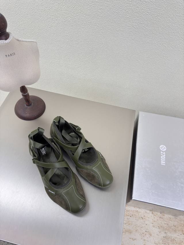27Quai Grosmott 橄榄绿 交叉绑带玛丽珍 鞋面蜂窝双面密编织沙，牛皮，丝光牛绒与织物的 动态拼接 鞋垫，鞋身加入3D渐变气孔工艺 带来海岛微风般