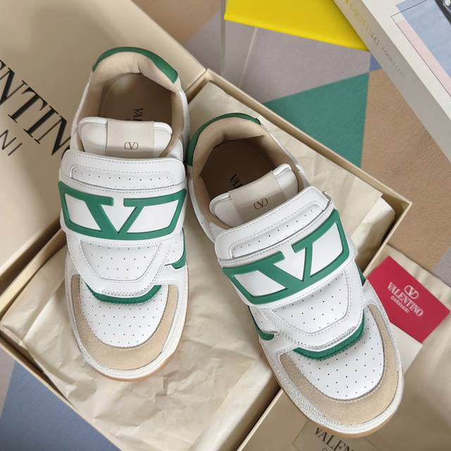 Valentino 情侣款，码数: Size: 女款35-40 男款39-44 45定做 Valentino华伦天奴 情侣款 Joie De Jouer系列 魔