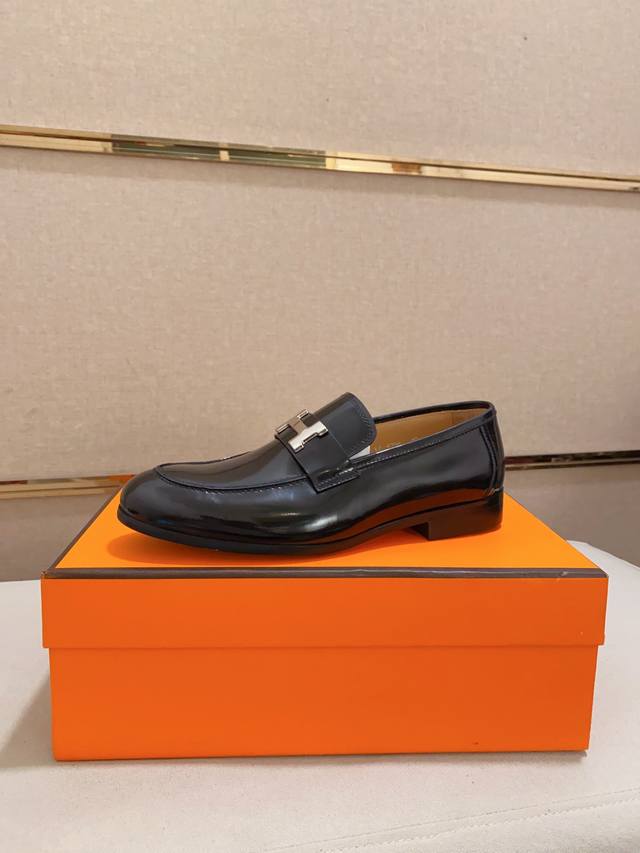 工厂P价 Hermes 爱马仕 顶尖工艺-时尚商务休闲款！纯正高品质可1：1比较！面料：原版漆面牛皮 内里：牛皮内里！质感、舒适度又提升一级别！橡胶防滑底！码数