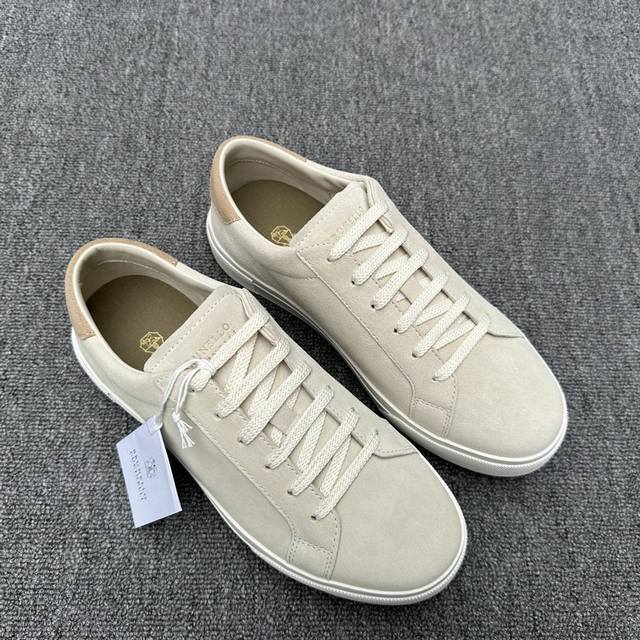 工厂P Brunello Cucinelli2025Ss新款系带男士休闲运动板鞋，此款Bc鞋面采用意大利进口订制麂皮，立体感和亲肤感十足，线条顺畅简约，鞋舌品牌