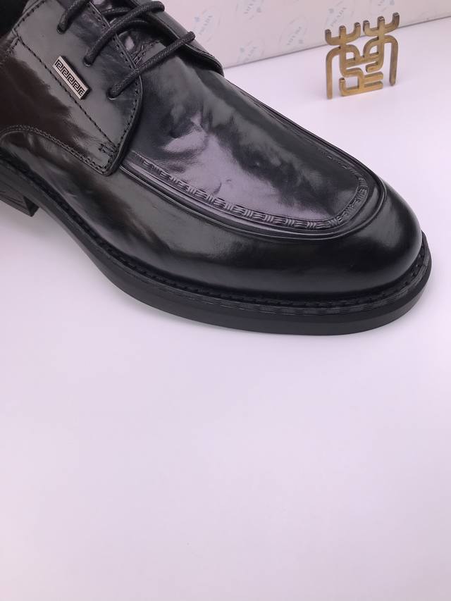Prad* 胎牛皮 软底软面 修脚款皮鞋 胎牛 最细腻柔软的牛皮，价格P和质量最高，光泽 手感 皮面等指标一流 真皮内里 高品质橡胶底 修饰脚型 气场强，柔软轻