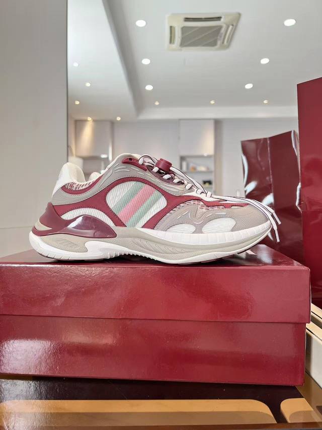 Gucci 2.0运动鞋焕新演绎品牌标志性条纹织带元素，当复古基因撞上未来感设计，这双古驰新鞋直接把潮流阈值拉满 配色卡龙撞色+经典条纹，Gg反光滚边，视觉冲击