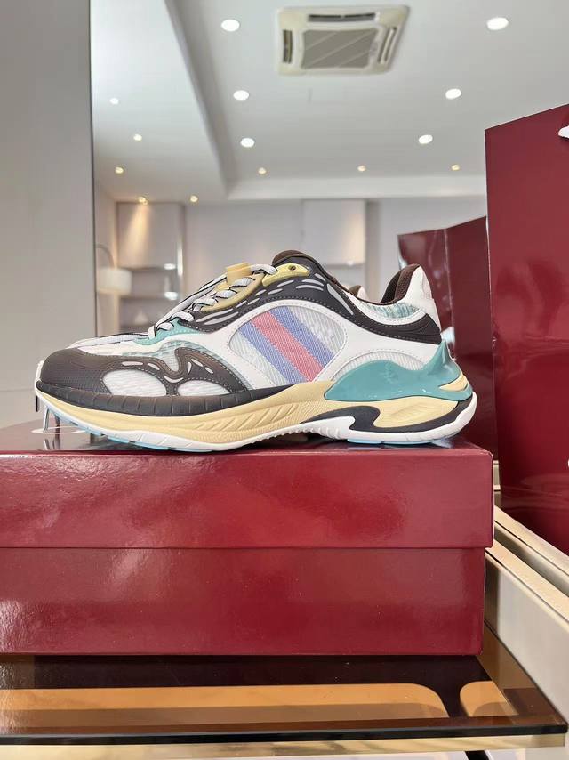 Gucci 2.0运动鞋焕新演绎品牌标志性条纹织带元素，当复古基因撞上未来感设计，这双古驰新鞋直接把潮流阈值拉满 配色卡龙撞色+经典条纹，Gg反光滚边，视觉冲击